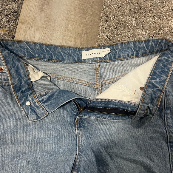 Top shop Highwaisted Lightwash size 4/6 jean shorts. No rips. - Picture 2 of 4